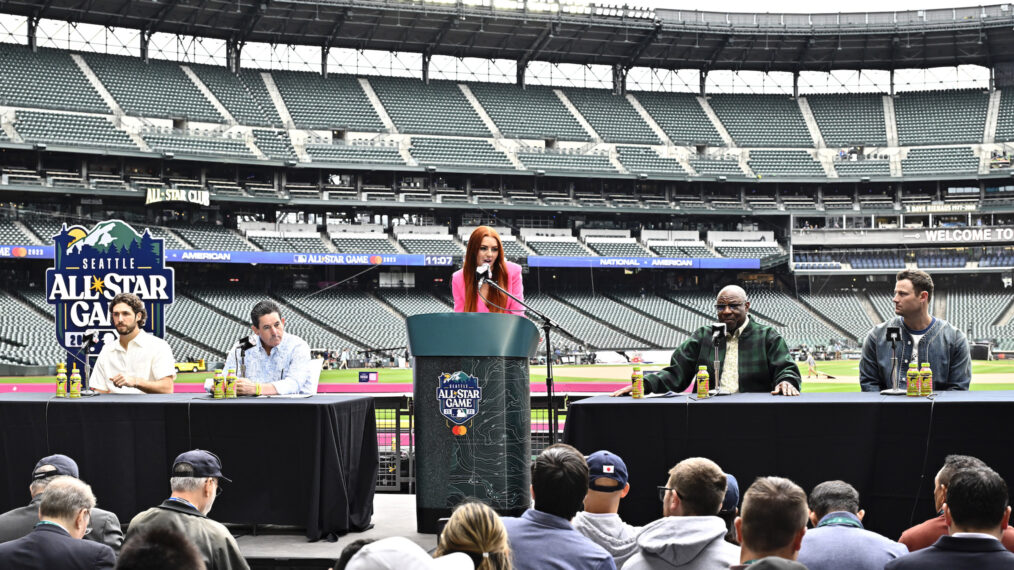 Manager Rob Thomson #59 der Philadelphia Phillies, Zac Gallen #23 der Arizona Diamondbacks, Gerrit Cole #45 der New York Yankees und Manager Dusty Baker #12 der Houston Astros sprechen mit den Medien und geben Cole und Gallen als Startspieler bekannt Pitcher für das All-Star Game