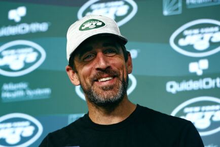 Aaron Rodgers von den New York Jets spricht mit Reportern