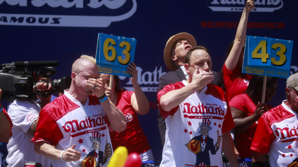 Concurso anual de comer perros calientes el 4 de julio en Coney Island