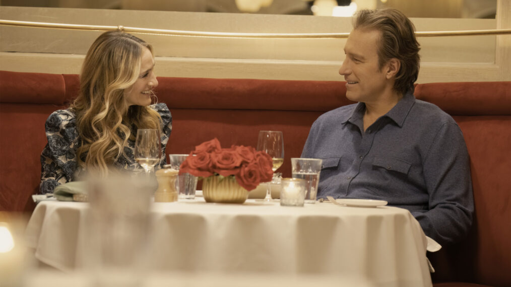 Sarah Jessica Parker als Carrie Bradshaw und John Corbett als Aidan Shaw in „And Just Like That…“