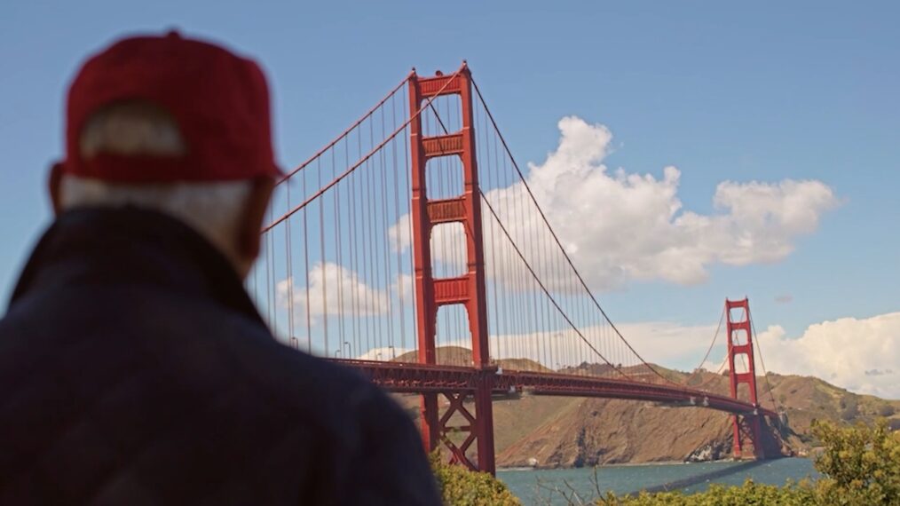 El presentador David Rubenstein mira el puente Golden Gate en el final de temporada de 'Iconic America: Our Symbols and Stories' en PBS