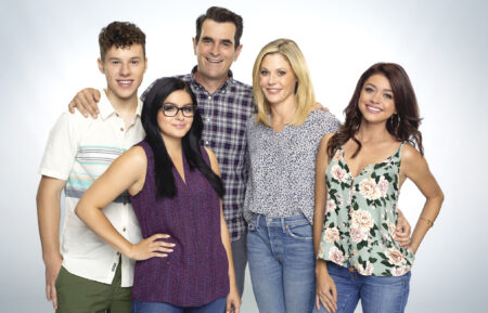 Modern Family - Nolan Gould, Ariel Winter, Ty Burrell, Julie Bowen, and Sarah Hyland