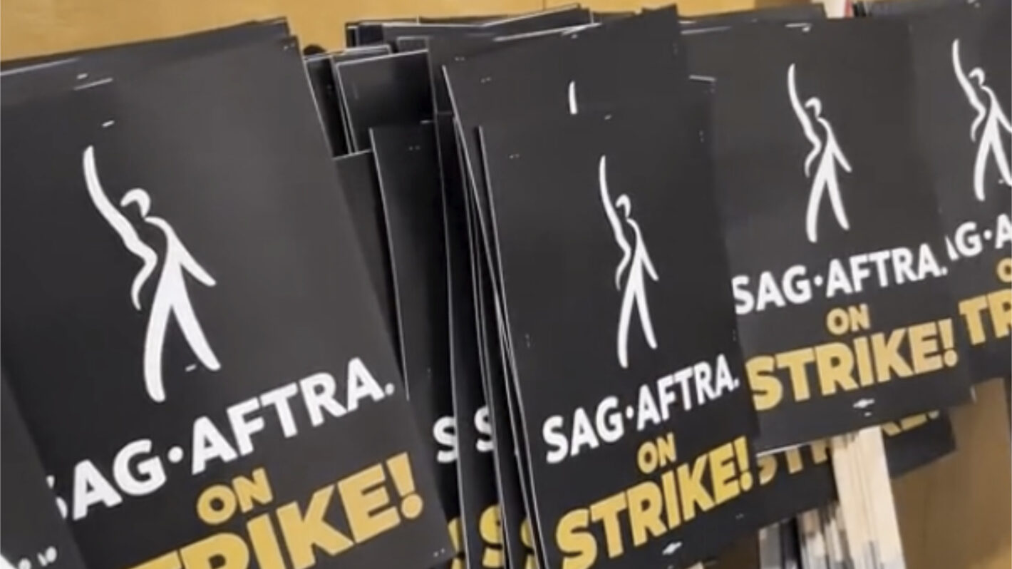 SAG-AFTRA Members, Including Yvette Nicole Brown, Make Picket Signs