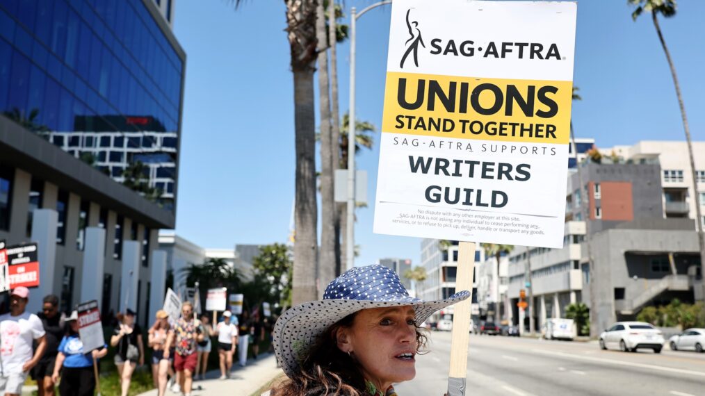 SAG member shows solidarity with writers strike