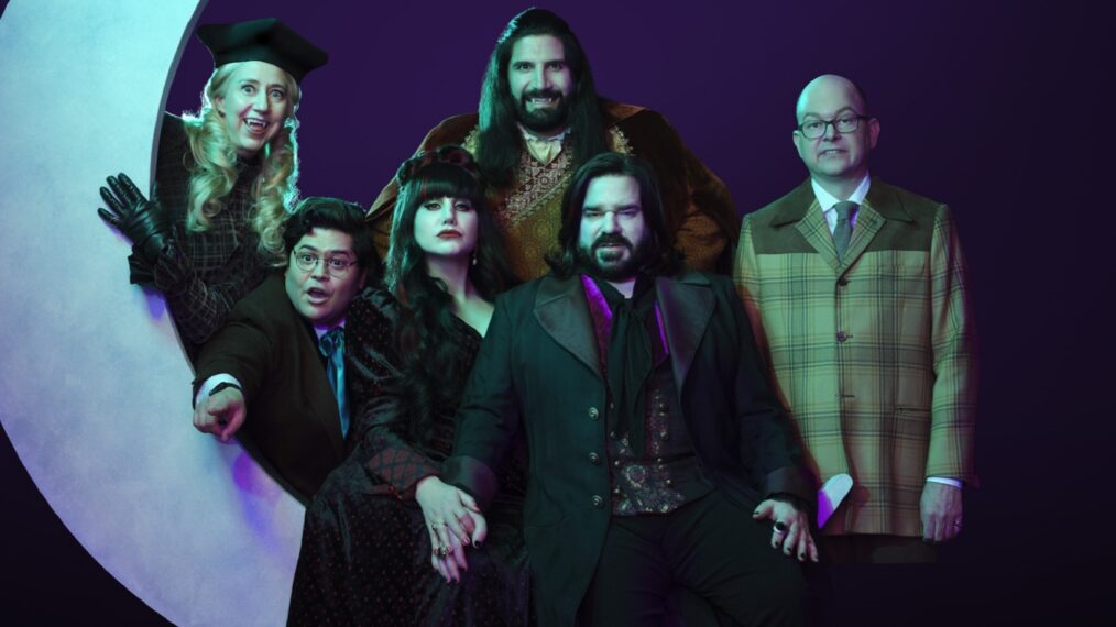 Kristen Schaal als The Guide, Harvey Guillén als Guillermo, Natasia Demetriou als Nadja, Kayvan Novak als Nandor, Matt Berry als Laszlo und Mark Proksch als Colin Robinson in Staffel 5 von „What We Do in the Shadows“.