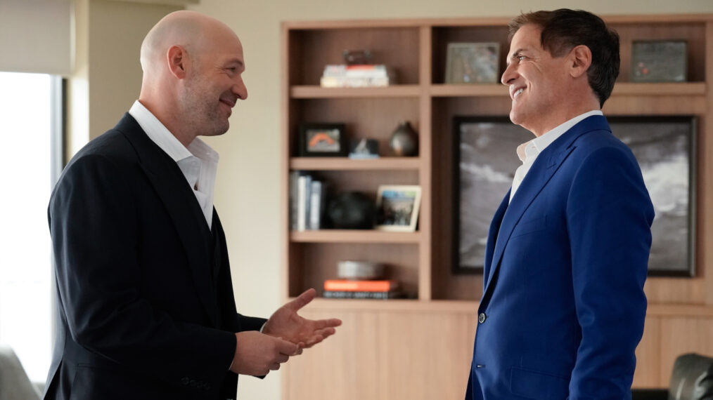 Corey Stoll und Mark Cuban in der Premiere der siebten Staffel von „Billions“.