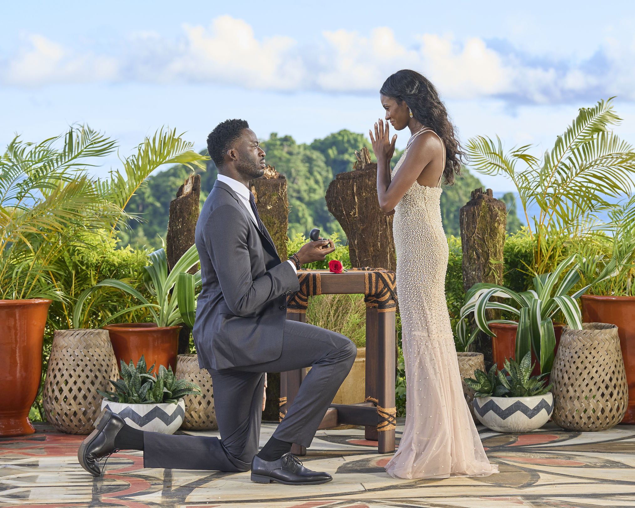 Dotun le propone matrimonio a Charity en el final de la temporada 20 de 'The Bachelorette' en ABC