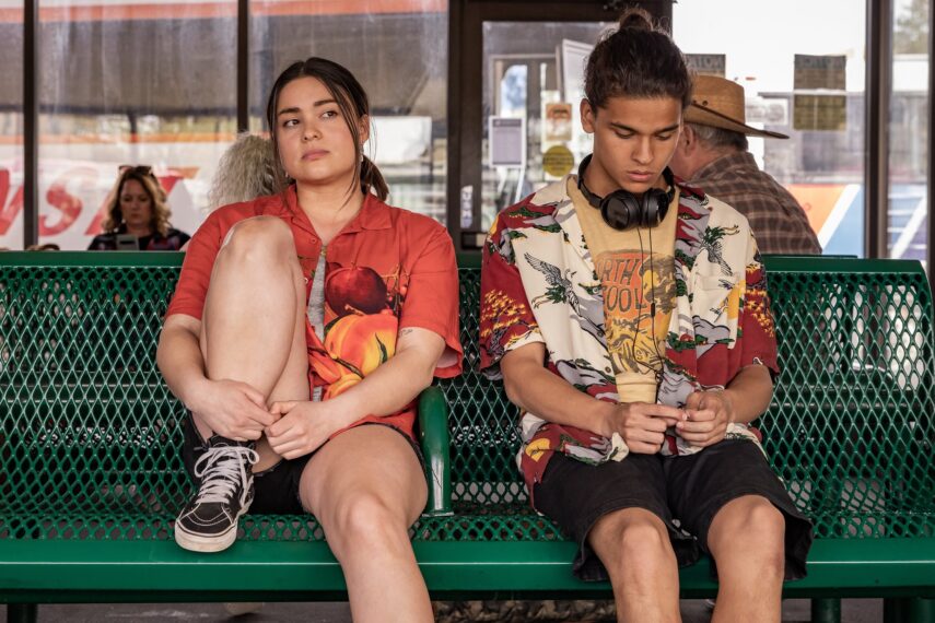 Devery Jacobs als Elora Danan und D'Pharaoh Woon-A-Tai als Bär in „Reservation Dogs“.