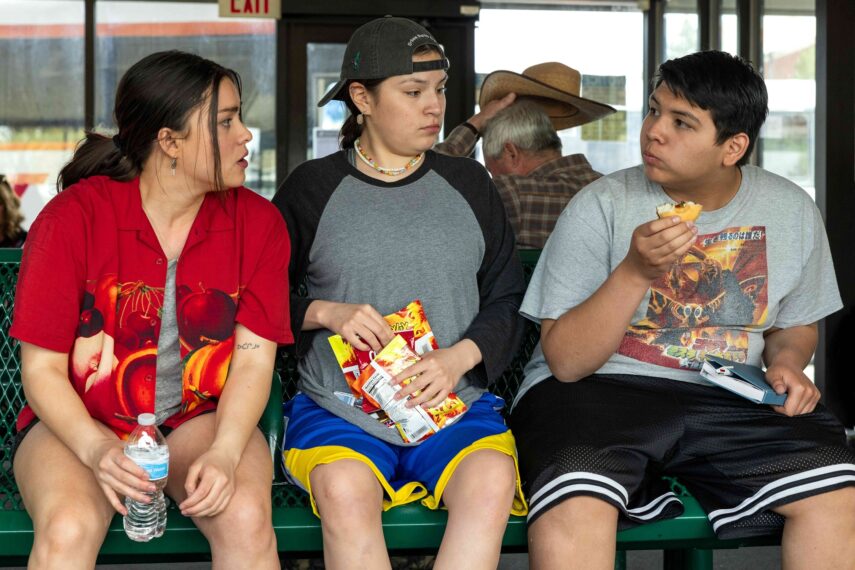 Devery Jacobs, Paulina Alexis und Lane Factor in Staffel 3 von „Reservation Dogs“.