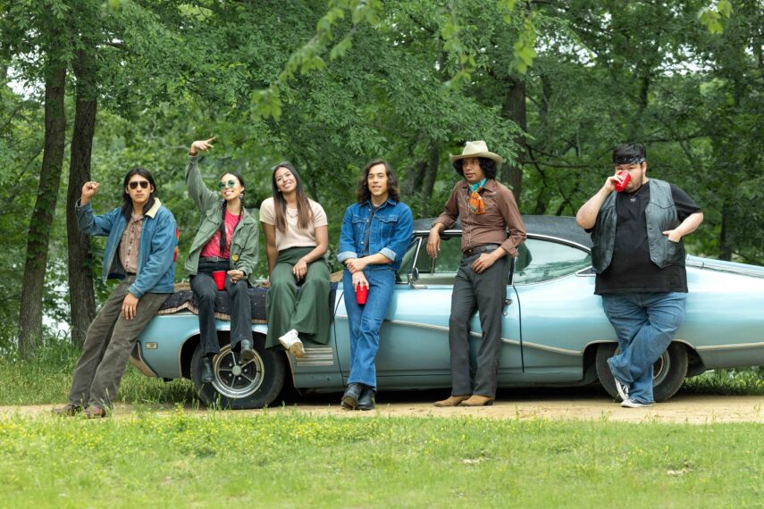 Quannah Chasinghorse als Teenager-Irene, Mato Wayuhi als Young Bucky, Josiah Wesley Jones als Young Fixico und Nathan Alexis als Teenager-Brownie in „Reservation Dogs“