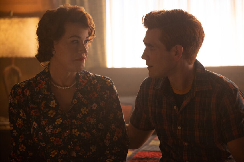 Molly Ringwald als Mary Andrews und KJ Apa als Archie Andrews in „Riverdale“