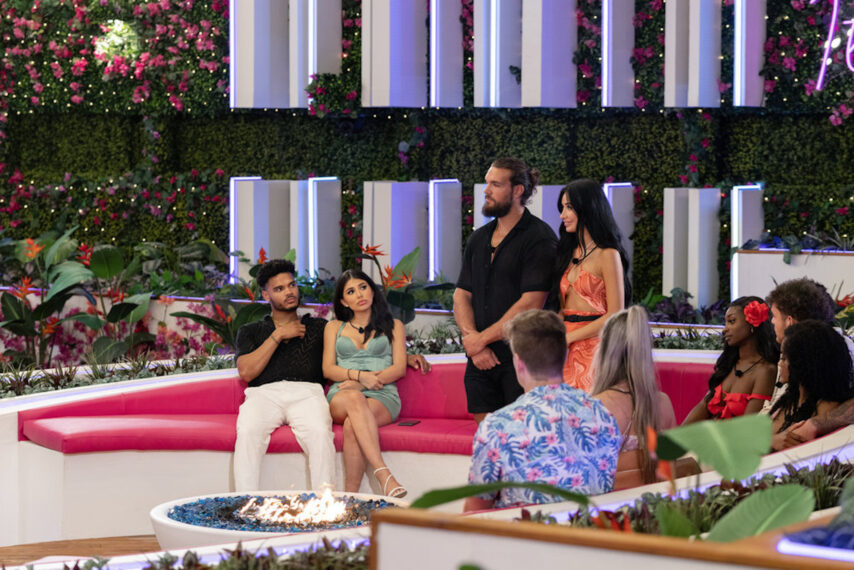 Víctor González y Jasmine Sklavanitis en 'Love Island USA' Temporada 5 Episodio 1