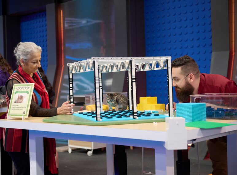 LEGO MASTERS: LR: Die Teilnehmer Neena und Sam in der „Catropolis“-Folge von LEGO MASTERS, die am Donnerstag, 5. Oktober (21:02–22:00 Uhr ET/PT) auf FOX ausgestrahlt wird.  ©2023 FOX MEDIA LLC.  CR: Tom Griscom/FOX