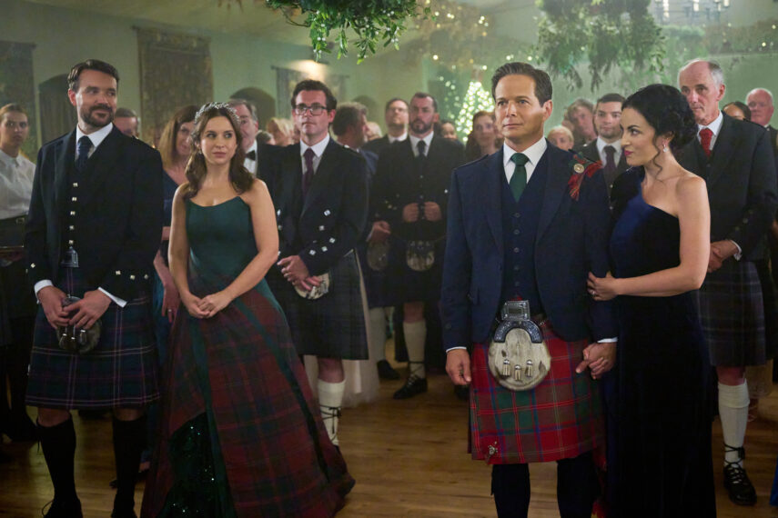 James Robinson, Lacey Chabert, Scott Wolf und Kellie Blaise in „A Merry Scottish Christmas“