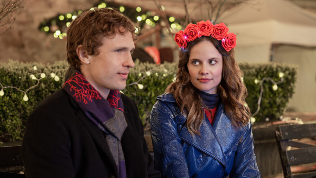 Sarah Ramos und William Moseley in „Weihnachten in Notting Hill“