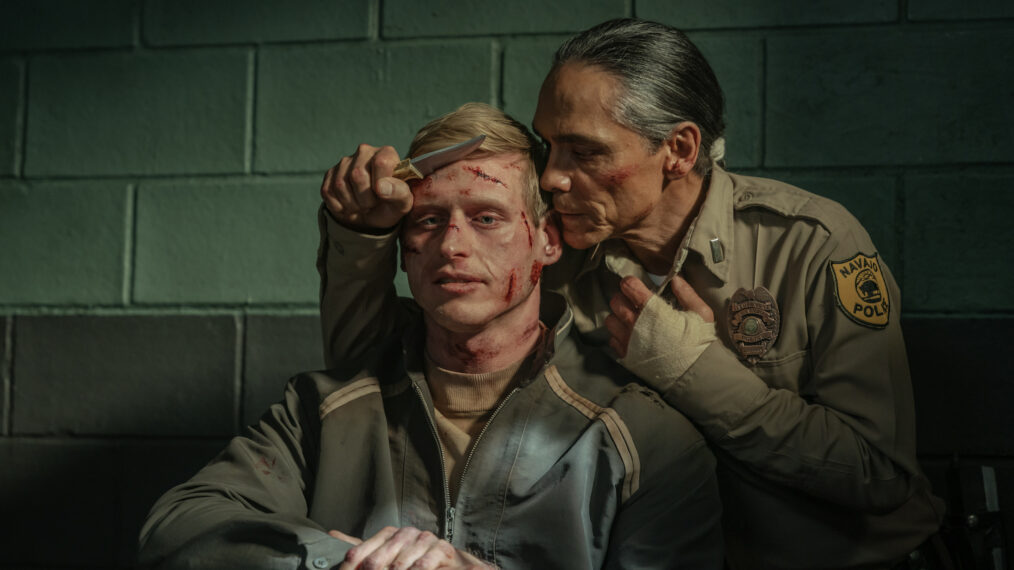 Zahn McClarnon y Nicholas Logan en 'Dark Winds' - Temporada 2 Episodio 5