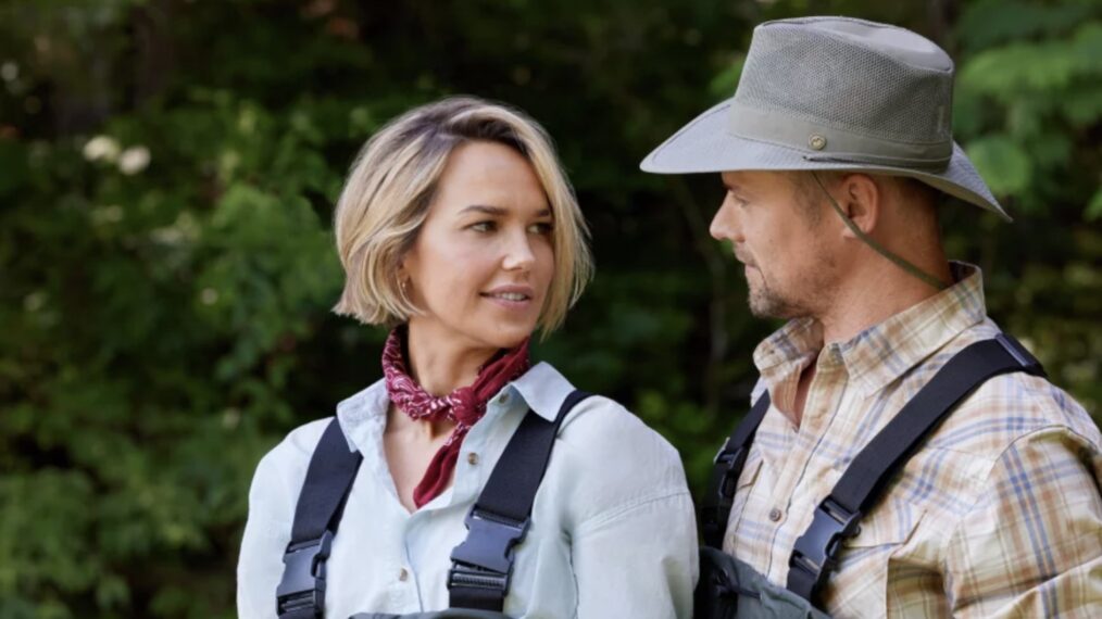 Arielle Kebbel und Zach Roerig in „Liebe in den Great Smokey Mountions: Eine Nationalpark-Romanze“.