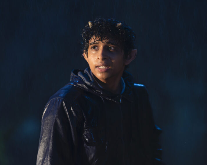 Aryan Simhadri als Grover Underwood in „Percy Jackson und die Olympier“ – Staffel 1, Folge 1