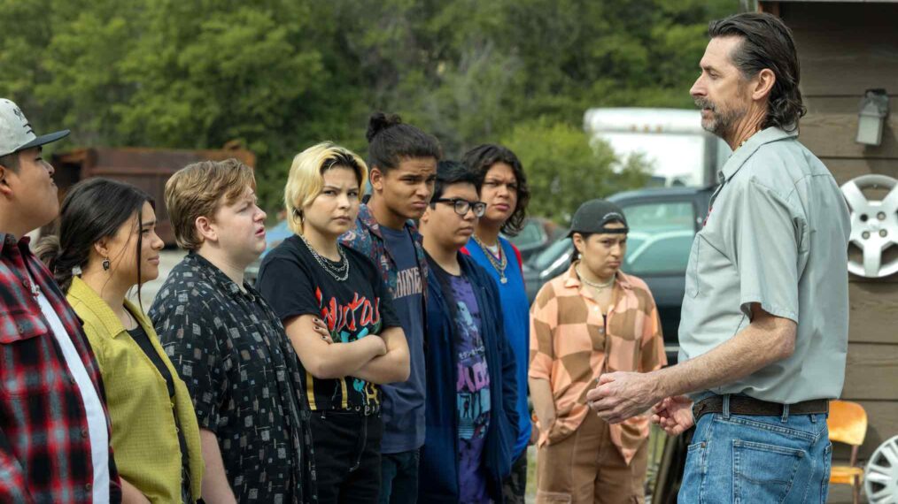 Jude Barnett, Devery Jacobs, Jack Maricle, Elva Guerra, D'Pharaoh Woon-A-Tai, Lane Factor, Xavier Bigpond, Paulina Alexis und Kirk Fox in „Reservation Dogs“, Staffel 3, Folge 8