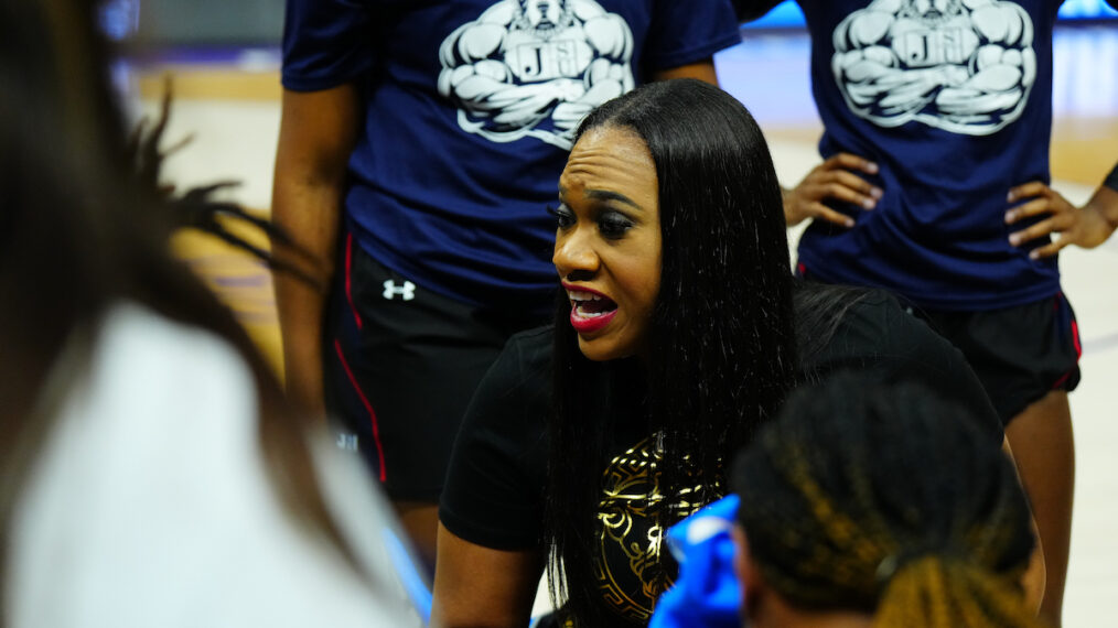 Tomekia Reed hablando en un grupo durante la primera mitad del juego entre los LSU Tigers y los Jackson State Lady Tigers.