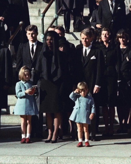 John F. Kennedy Jr. salutiert in Washington vor dem Sarg seines Vaters, drei Tage nach der Ermordung des Präsidenten in Dallas.  Witwe Jacqueline Kennedy (Mitte) und Tochter Caroline Kennedy werden von den Brüdern des verstorbenen Präsidenten, Senator Edward Kennedy (links), und Generalstaatsanwalt Robert Kennedy begleitet