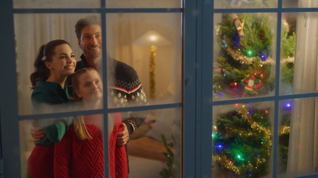 Jillian Murray and Daniel Lissing in 'Christmas Keepsake'