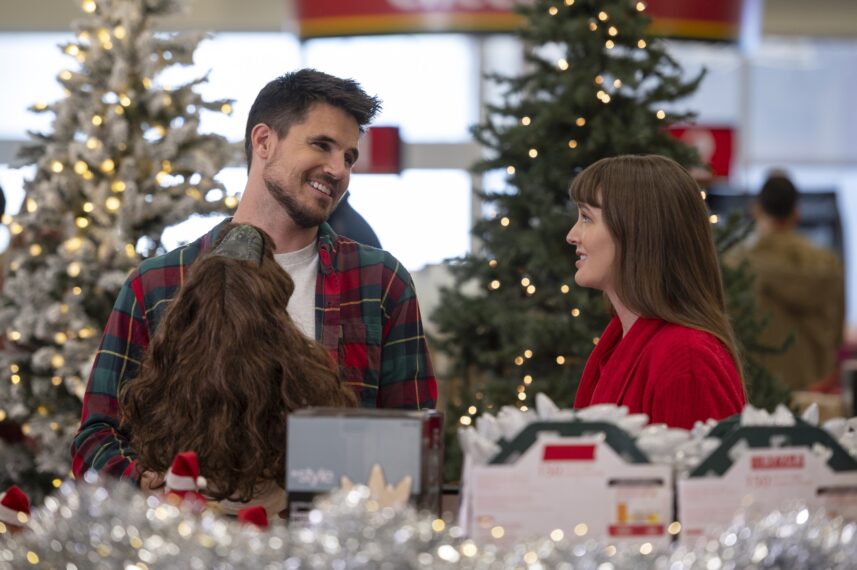 Robbie Amell and Leighton Meester in 'EXmas'