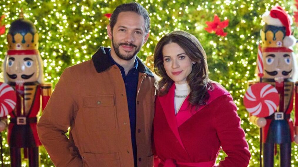 Lyndsy Fonseca und Michael Rady in „Where Are You, Christmas?“ von Hallmark Channel