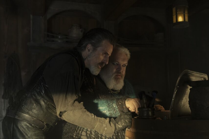 Con O'Neill und Kristian Nairn in Staffel 2 von „Our Flag Means Death“.