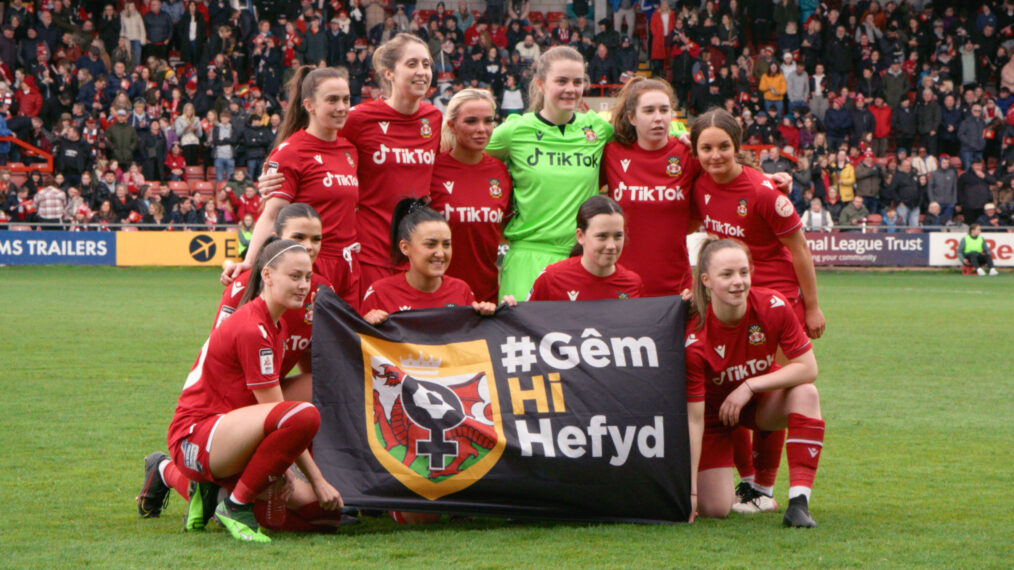 Equipo femenino de Wrexham en 'Welcome to Wrexham' Temporada 2 Episodio 11, 'Yn Codi'