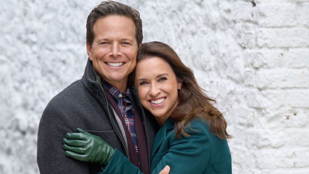 Scott Wolf und Lacey Chabert in „A Merry Scottish Christmas“