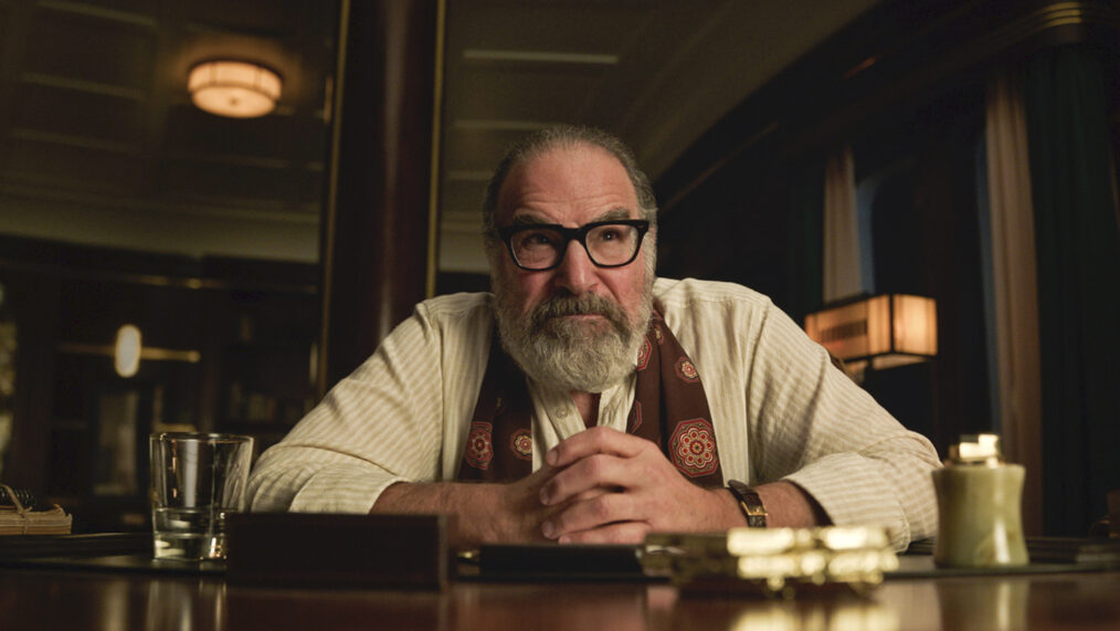 Mandy Patinkin as Rufus Cotesworth, the world’s greatest detective, in Hulu's 'Death and Other Details'