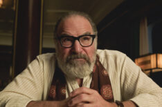 Mandy Patinkin as Rufus Cotesworth, the world’s greatest detective, in Hulu's 'Death and Other Details'