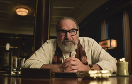 Mandy Patinkin as Rufus Cotesworth, the world’s greatest detective, in Hulu's 'Death and Other Details'