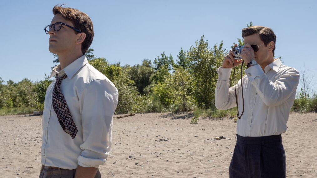 Jonathan Bailey como Tim y Matt Bomer como Hawkins 'Hawk' Fuller en el episodio 3 de la temporada 1 de 'Compañeros de viaje'