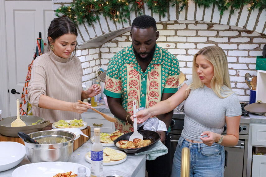 Selena Gomez und Eric Adjepong in „Zuhause für die Feiertage + Treffen Sie die Gastköche“