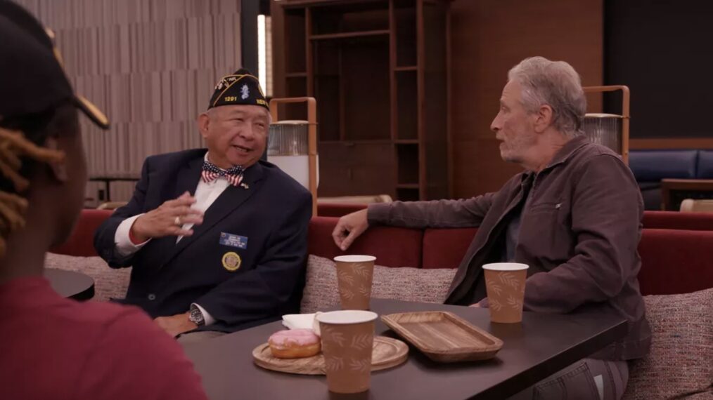 Jon Stewart y el veterano en 'Saludo al servicio: una celebración del Día de los Veteranos'