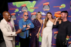 Terry Crews, Howie Mandel, Heidi Klum, Sofía Vergara, and Simon Cowell, winners of the Best Reality Show Award for 'America's Got Talent,' pose backstage at the Nickelodeon's Kids' Choice Awards 2022