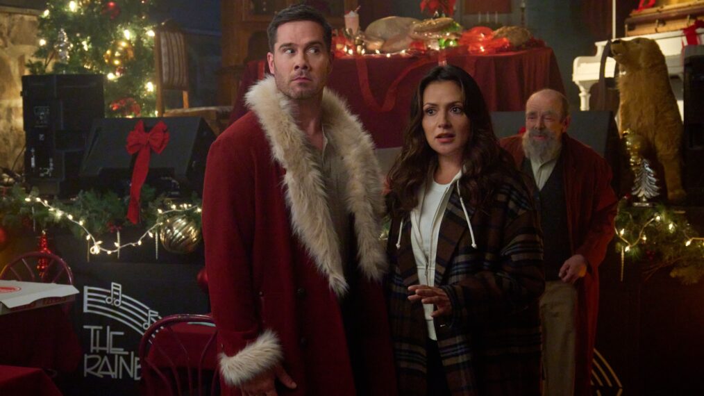 Luke Macfarlane and Italia Ricci in 'Catch Me If You Claus'