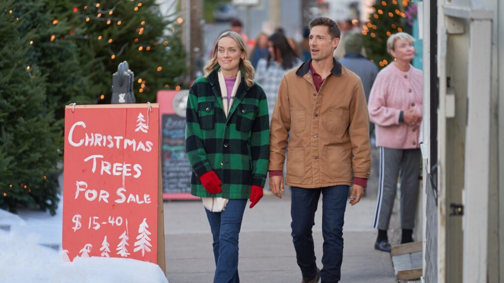 Rachel Skarsten and Andrew Walker in 'Christmas Island'