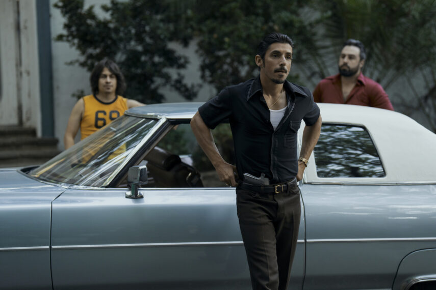 Mario Pérez como Diego, Alberto Guerra como Darío en Griselda.  Cr.  Elizabeth Morris/Netflix © 2023