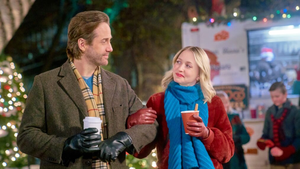 Niall Matter and Emily Tennant in 'Holiday Hotline'