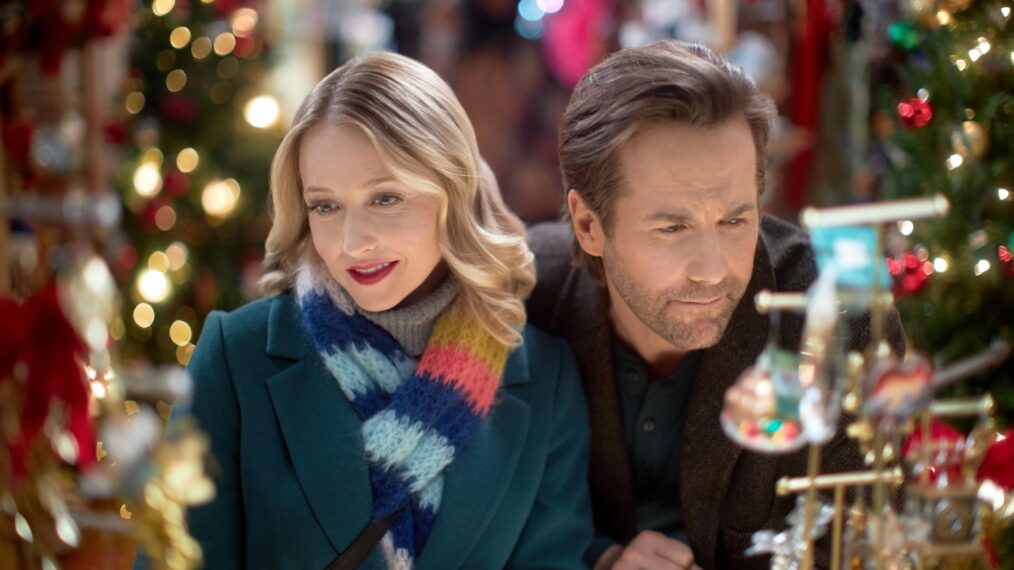Emily Tennant and Niall Matter in 'Holiday Hotline'