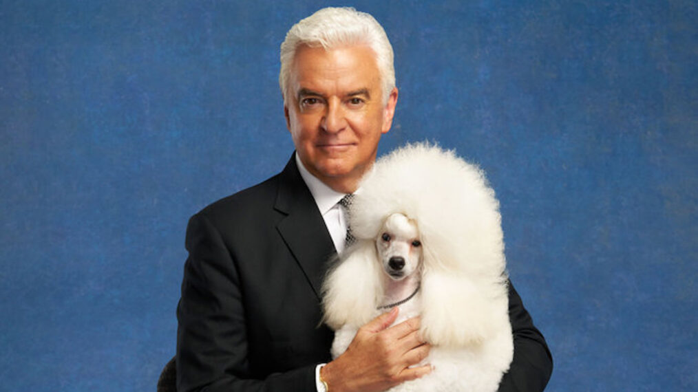 John O'Hurley con un caniche miniatura para la exposición canina nacional de 2023