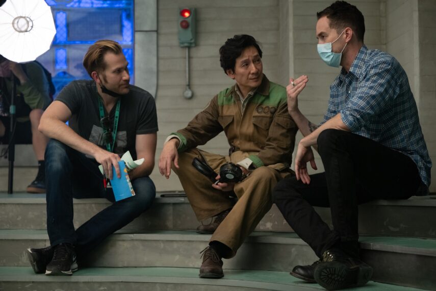 Ke Huy Quan mit den „Loki“-Regisseuren Aaron Moorhead und Justin Benson
