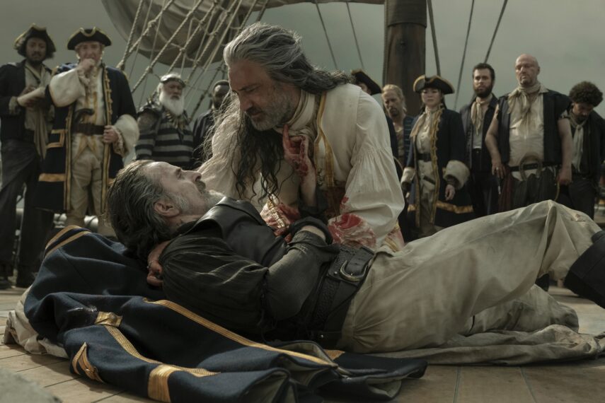 Con O'Neill und Taika Waititi in Staffel 2 von „Our Flag Means Death“.