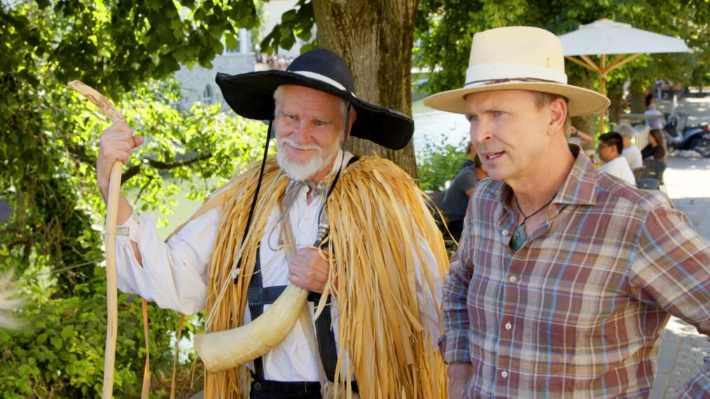 'The Amazing Race's Phil Keoghan with a Season 35 greeter 