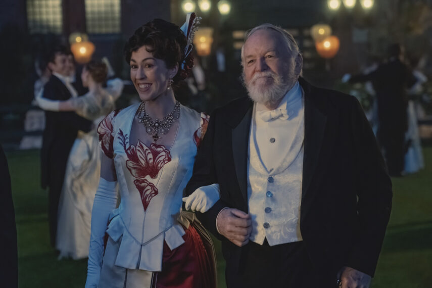 Kelley Curran como la Sra. Winterton y Dakin Matthews como el Sr. Winterton en la temporada 2, episodio 2 de 'The Gilded Age'