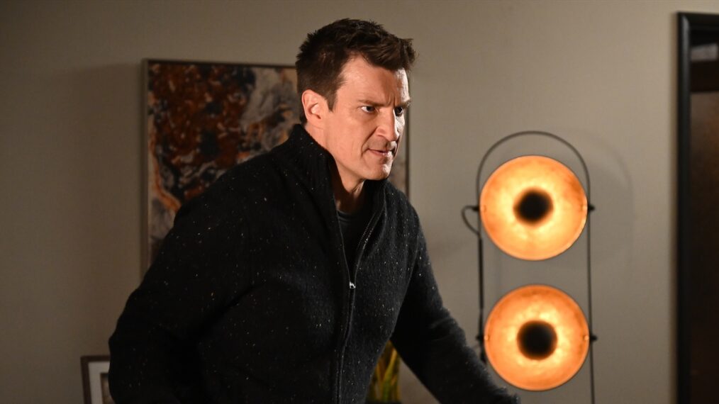 Nathan Fillion with a hammer in 'The Rookie' - 'Under Siege'