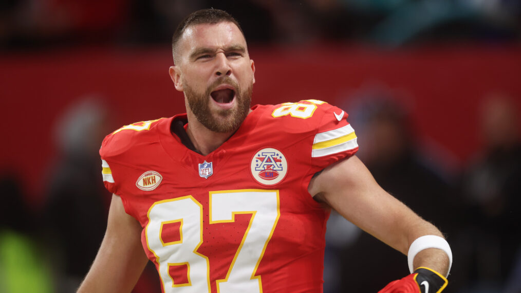 Travis Kelce #87 der Kansas City Chiefs wärmt sich vor dem NFL-Spiel zwischen den Miami Dolphins und den Kansas City Chiefs am 5. November 2023 im Deutsche Bank Park in Frankfurt am Main auf.